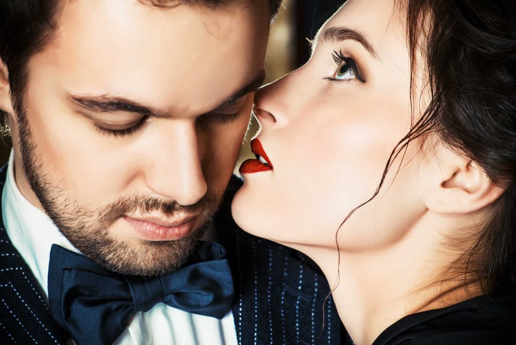 نشانه های زن عاشق